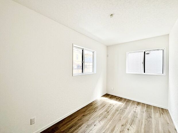 〜Bed Room〜　2面採光を確保した明るい室内は、風通しも良く、大変居心地の良い空間となっております。爽やかな風を感じて起きる朝は、快適生活の始まりに！日当たりや通風がとても良い住まい♪