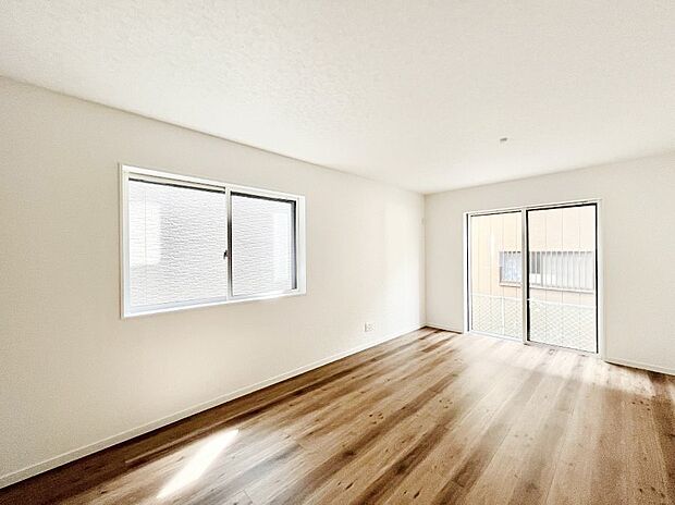 〜Living〜　豊かな陽光がこの場所を照らしだす。光溢れるこの空間はみんなの笑顔が集う場所、時を忘れ、つきることのないたわいもない会話を楽しむ時間、たくさんの思いが綴られる場所。