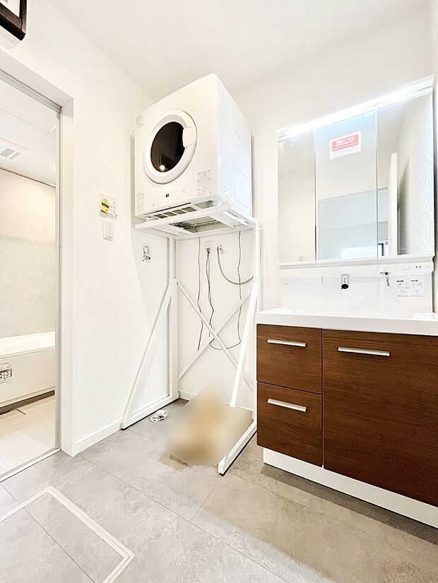 〜Dressing Room〜 スタイリッシュなパウダールーム。ゆとりの洗面スペースで朝の身支度もスムーズに。洗面台となりに乾燥機も設置。雨の日の洗濯も安心です。