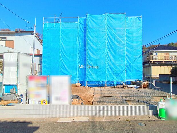 〜Exterior〜 角地により陽当り・風通し良好です。一戸建ての大きなメリットは、自分達の「土地」を「自由に」使える事です。ガーデニングやDIY,車やバイクの趣味など様々な用途で利用できます。