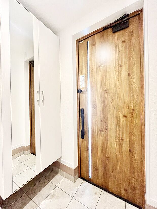 〜Entrance〜　下駄箱ミラー付なので、お出かけ前の身だしなみチェックに◎♪玄関はお客様をお出迎えする一番最初の場所、帰ってくる時に入る最初の場所。そんな場所だからこそ、より良い空間に…♪