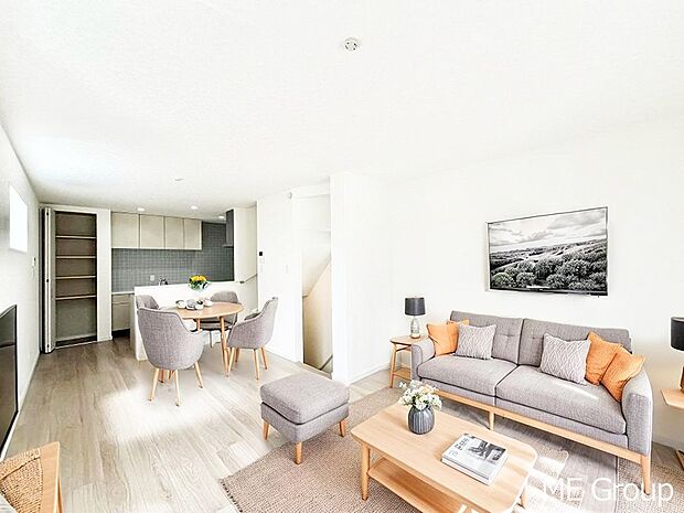 〜Living〜 家族の会話や笑顔が行き交うリビングです。子供が走ってる姿を見ながら、大きなソファやダイニングテーブルでゆったり食事をしたりくつろぎたい♪そんな夢が叶えられる空間です!※家具はCGです