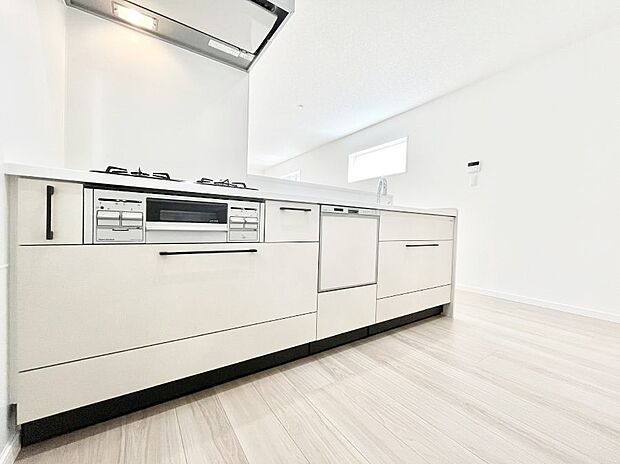 〜Kitchen〜 広くて使いやすいキッチンなら家族でいっしょに料理をつくったり、後片付けも手間なくできちゃいます♪収納もたっぷりあるので、いつもすっきりと清潔な印象を保てます。