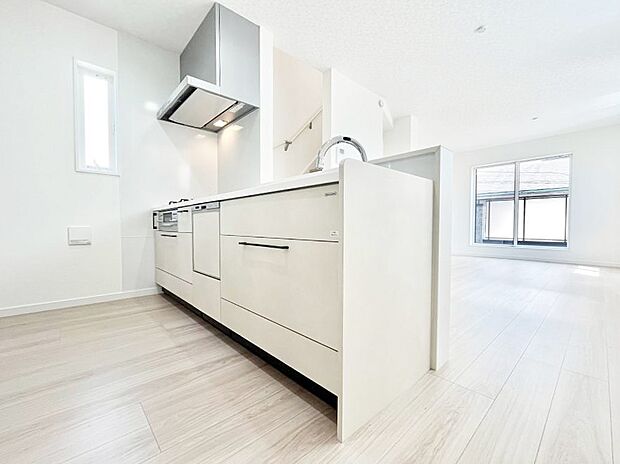 〜Kitchen〜 会話が弾むリビング、料理が愉しくなるキッチン。家は、ただ生活する場ではなく、暮らしを愉しく、快適にする場所。笑顔の毎日、安らぎの日々のために、最新の設備・仕様を採用。