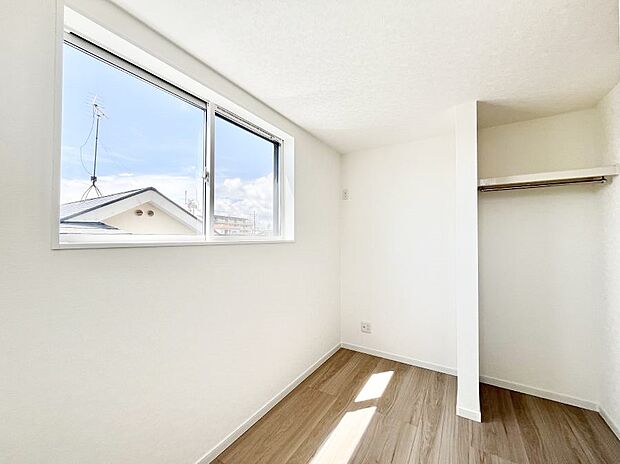 〜Bed Room〜  全居室には収納クローゼットを完備！普段使いのお洋服や小物はもちろん、季節物のお洋服などもしっかりと整理整頓おしまい頂けます。  居室空間を広く使用できますね。