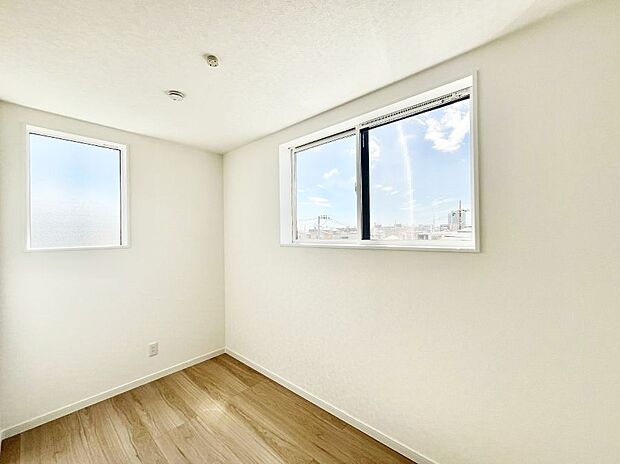 〜Bed Room〜　子供部屋はお子様にとって大変重な役割があります。子供一人で過ごす空間を与えることで、宿題や勉強時間も自然と増えまた自ら部屋の片付けや掃除なども促すことに繋がります。