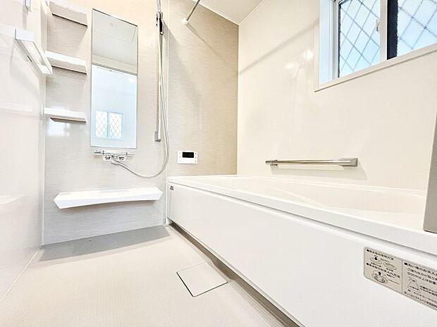 〜Bath Room〜　ゆったりと足を伸ばして入浴することが可能！一日の疲れを癒す貴重なバスタイムです。お子様とご一緒でも十分な広さなので、リビングとは違った家族団欒のひと時をお楽しみいただけます。