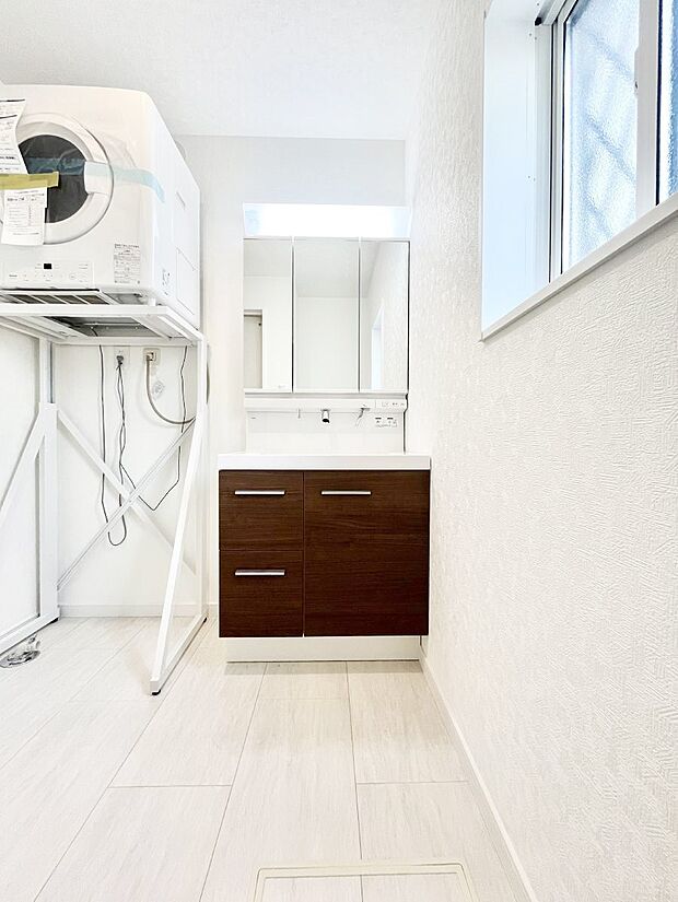 〜Dressing Room〜 暗くなりがちな洗面所も窓があると採光と換気が可能なので気持ちよくお使い頂けます。三面鏡タイプの洗面台は鏡裏収納で散らかりがちな洗面所もスッキリ♪