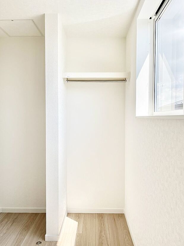 〜Closet〜　壁面クローゼットがあればタンスを置く必要がなく、出っ張りのないスッキリ空間を維持できます。限られたスペースを有効に活用できそう。季節の衣類や趣味の品などたっぷり収納出来ますね♪