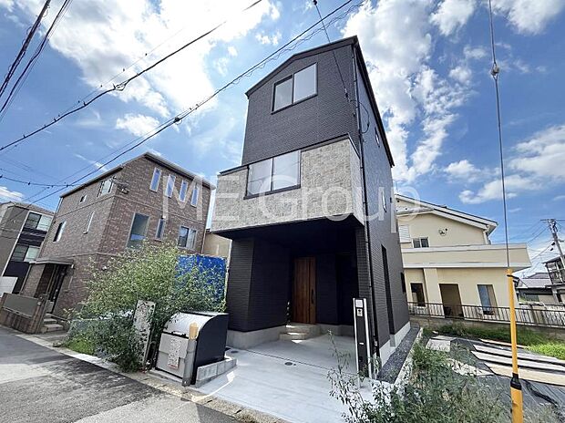 〜Exterior〜　堂々たる趣ながら、主張し過ぎずどこか余裕を感じさせるシャープなフォルムで佇む邸宅は、晴天の空と照らし合わせる事で、本来あるべき完成形の姿を見せてくれます。