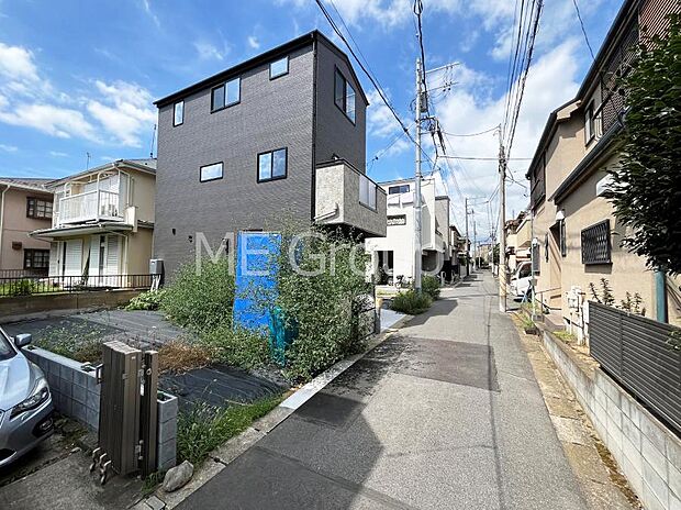 〜Exterior〜　前面道路：北東 4m 私道　前面道路は閑静な住宅地をはしる車通りの少ない道路。駐車の出し入れもらくらくです！ご不明点・現地見学のご希望は、お気軽にお問い合わせください！