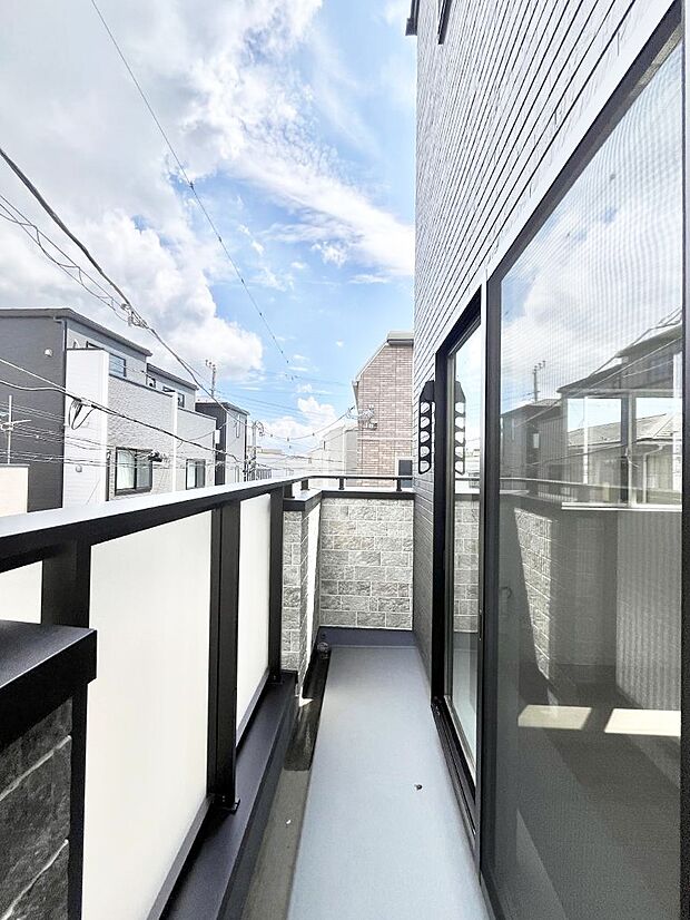〜Balcony〜 バルコニーは温かい陽がさしこみ、お布団や洗濯物を気持ちよく干すことができます。 使いやすく開放的なバルコニーです♪陽ざしがたっぷり降り注ぐ、バルコニー付き住まい。