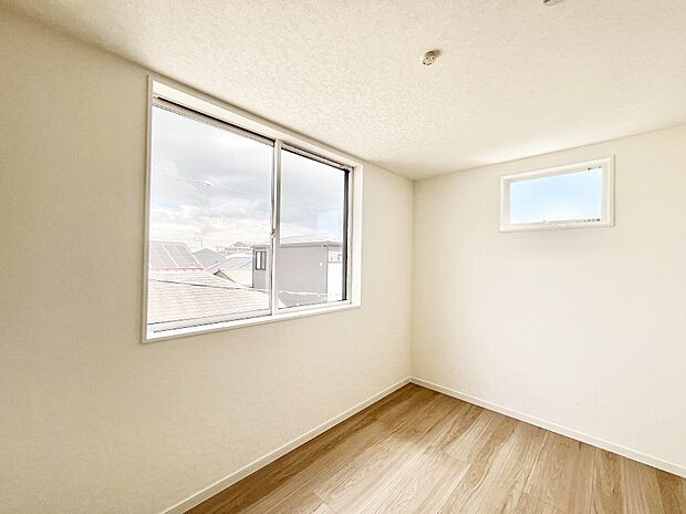 〜Bed Room〜 2面採光を確保した明るい室内は、風通しも良く、大変居心地の良い空間となっております。爽やかな風を感じて起きる朝は、快適生活の始まりに!日当たりや通風がとても良い住まい♪