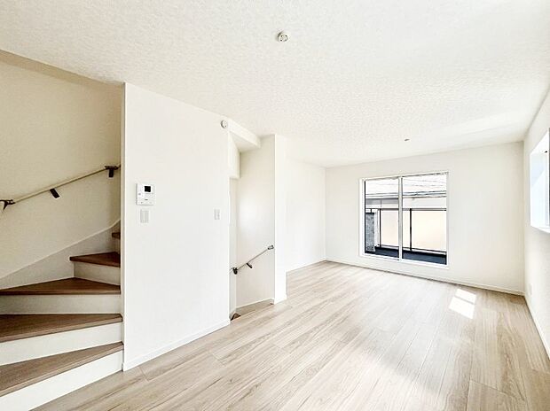 〜Living〜　日当たりのいい2階リビングはプライベート性も高く、落ち着いて暮らせます。ゆとりある暮らしと心地よい住環境が紡ぐ贅沢な時間をご家族みんなでお過ごし下さい。