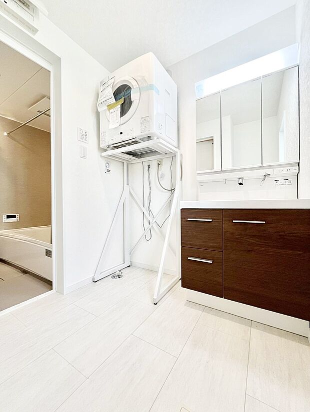 〜Dressing Room〜 十分な大きさの洗面台は収納もさる事ながら、身だしなみチェックや歯磨きなど、朝の慌ただしい時間でもホテルライクなスペースで余裕とゆとりを感じて頂けます。