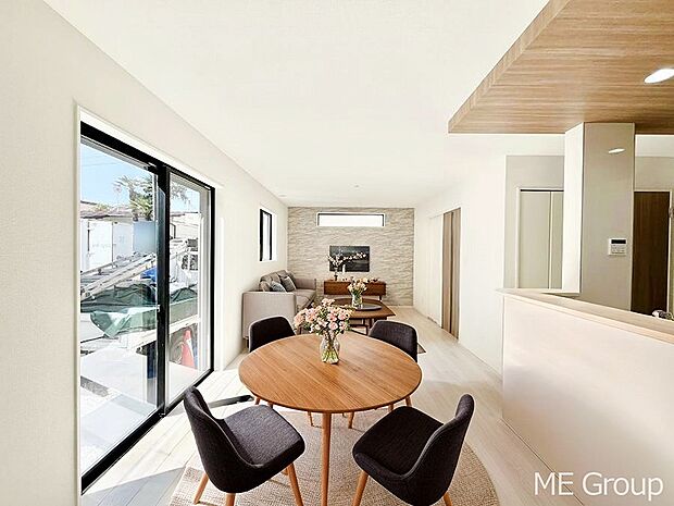 ご家族の賑やかな話し声で包まれる明るいリビング ※家具はCGです