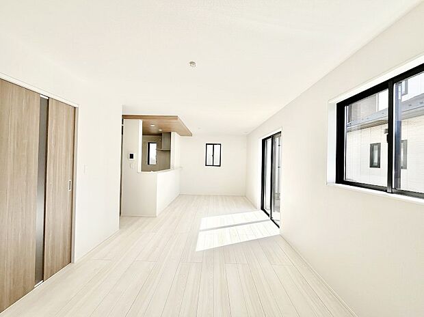 家族団らんの時間も増えそうなくつろぎのリビングダイニング。