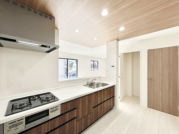 料理をしながらでもご家族との会話を楽しめる対面キッチン