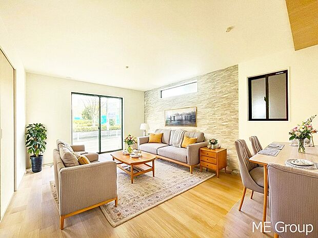 大きな窓からたっぷりの陽光と風を感じられるリビング※家具はCGです