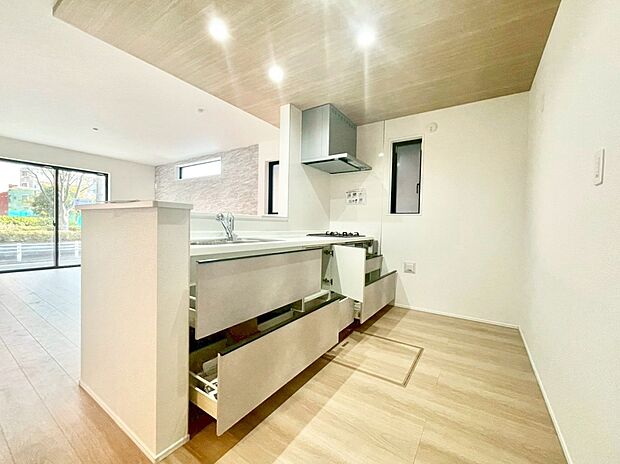 使いやすさを優先したスライド式収納タイプ！