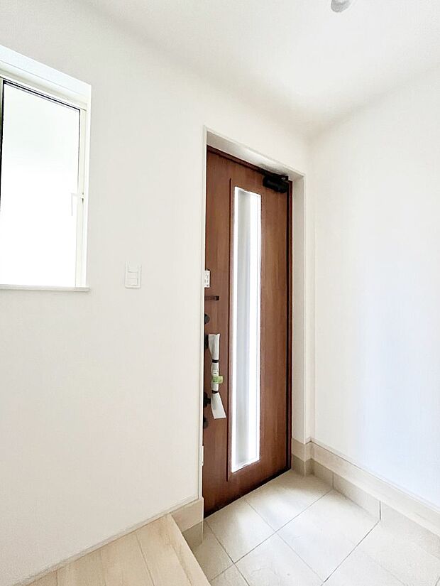 〜Entrance〜　玄関は家の顔といわれますが我が家のセンスをさりげなく感じさせる魅力ある玄関造りも楽しみの一つ。帰宅する度に家族がほっとできる心地よい空間造りも大切ですね♪