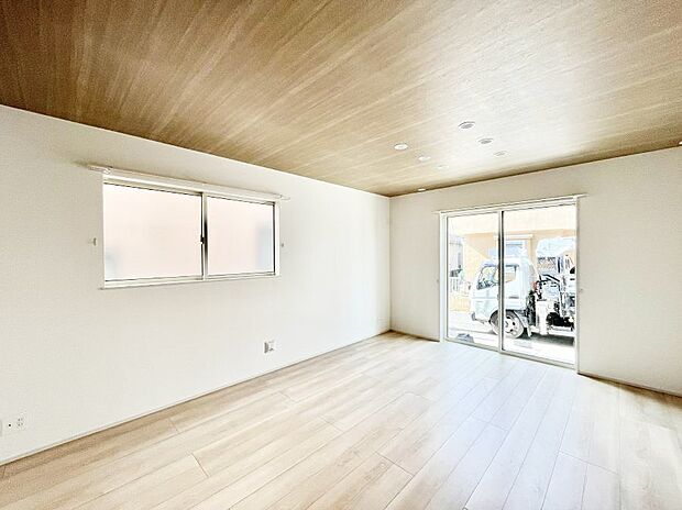 〜Living〜　飽きの来ないシンプルでおしゃれなLDK。大きな窓から日差しが差し込むので室内も明るく、家族の憩いの場としてピッタリです。開放感と日当たりの良さを是非ご覧ください！