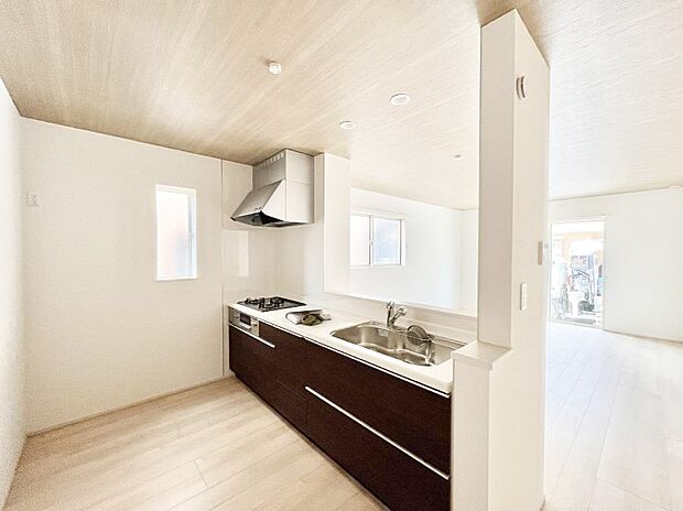 〜Kitchen〜　自然光が入る窓のあるキッチン☆毎日使う場所だからこそ、使い勝手を考慮しました。ゆったりとしたキッチンコーナーは質感豊かな仕上がりとなっております。