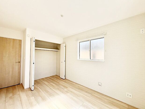 〜Bed Room〜  全居室には収納クローゼットを完備！普段使いのお洋服や小物はもちろん、季節物のお洋服などもしっかりと整理整頓おしまい頂けます。  居室空間を広く使用できますね。