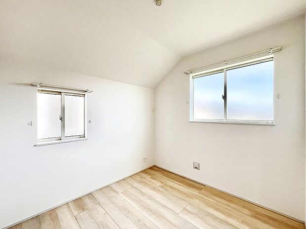 〜Bed Room〜　2面採光を確保した明るい室内は、風通しも良く、大変居心地の良い空間となっております。爽やかな風を感じて起きる朝は、快適生活の始まりに！日当たりや通風がとても良い住まい♪