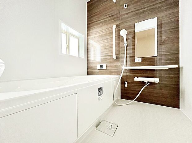 〜Bath Room〜　落ち着いた雰囲気の浴室で明日に向けてリフレッシュ。浴室乾燥機能も付いているので隣の洗濯機置き場で洗い上がった洗濯物を、雨の日も天気を気にせず乾燥させることも可能です。