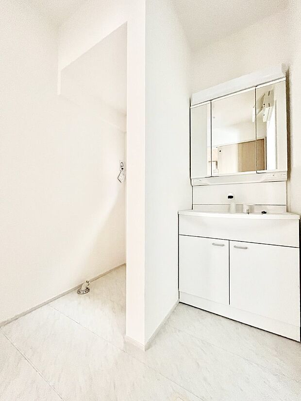 〜Dressing Room〜  清潔感溢れる色合いで統一されていると、スッキリと整った印象をうけます。  鏡の裏にはたっぷりと収納スペースを標準装備！  水廻りは、シンプルかつ機能性を重視して。