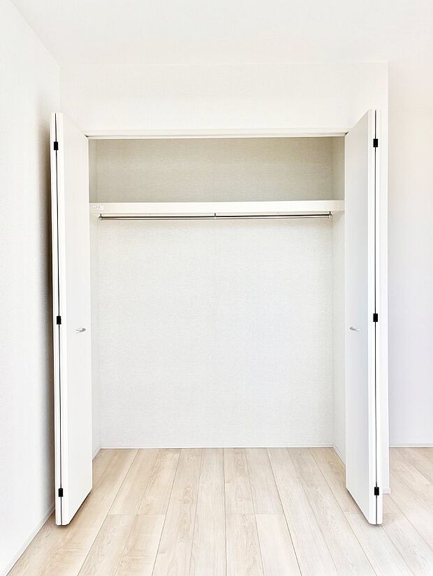 〜Closet〜　壁面クローゼットがあればタンスを置く必要がなく、出っ張りのないスッキリ空間を維持できます。限られたスペースを有効に活用できそう。季節の衣類や趣味の品などたっぷり収納出来ますね♪