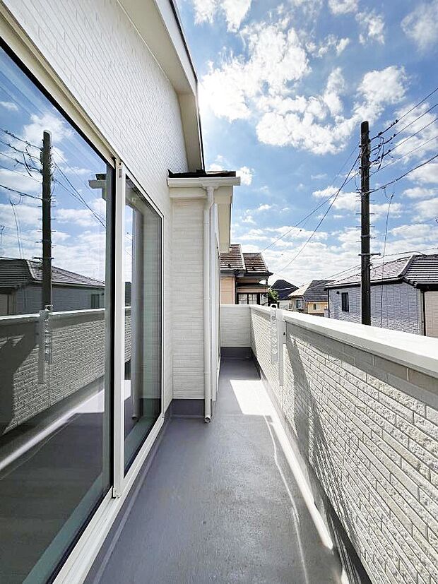 〜Balcony〜  バルコニーは温かい陽がさしこみ、お布団や洗濯物を気持ちよく干すことができます。  使いやすく開放的なバルコニーです♪陽ざしがたっぷり降り注ぐ、バルコニー付き住まい。  
