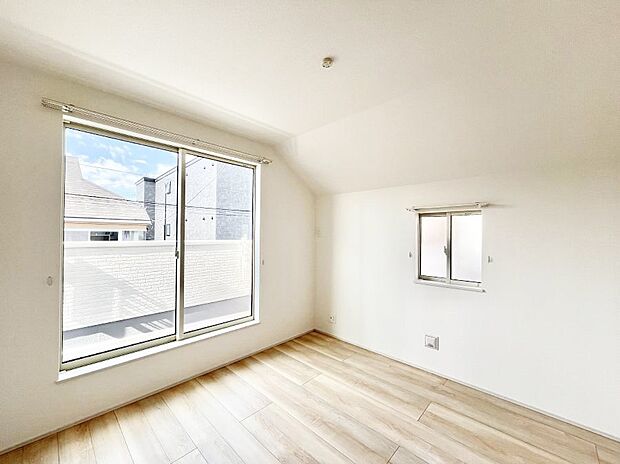 〜Bed Room〜　バルコニーからの採光で朝もスッキリ目が覚めそうですね！穏やかな光が差し込む室内には、穏やかな時間が流れます。休日には、落ち着いた空間で自分の趣味を楽しむのはいかがですか。