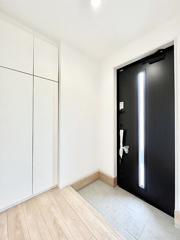 〜Entrance〜　家の中でお客様を迎える最初の場所である玄関は、家の印象そのものです！豊富な玄関収納で、常に綺麗に保つことが出来ます♪玄関にはたっぷり収納の下駄箱を完備！