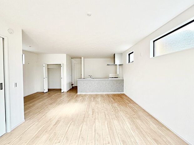 〜Living〜 家族の食事や団らんのほか、子どもを遊ばせたり、友人を招いたりするLDKは住まいの中心。長時間過ごす場所だから、その空間は住まい全体の居心地を左右します。