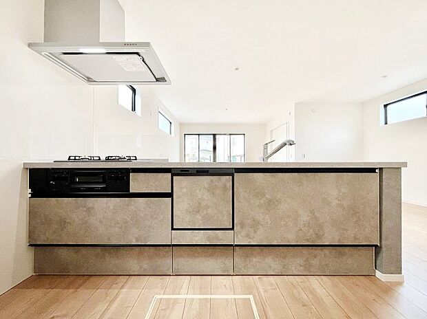 〜Kitchen〜　会話が弾むリビング、料理が愉しくなるキッチン。家は、ただ生活する場ではなく、暮らしを愉しく、快適にする場所。笑顔の毎日、安らぎの日々のために、最新の設備・仕様を採用。