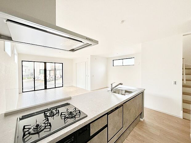 〜Kitchen〜  リビングが見渡せるカウンターキッチン。  料理をしながら家族とコミュニケーションをとれるだけでなく、大きな開放感も得ることができます。  お子様の成長も感じることができますね！