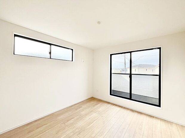 〜Bed Room〜 「今日も一日お疲れ様」とご夫婦でゆったりくつろげる寝室。毎日の家事やお仕事に疲れた日はフカフカのベットで癒されてください。テレビや本棚をおいても快適な広さが自慢♪