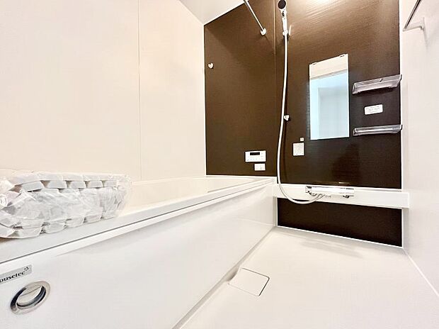 〜Bath Room〜 落ち着いた雰囲気の浴室で明日に向けてリフレッシュ。浴室乾燥機能も付いているので隣の洗濯機置き場で洗い上がった洗濯物を、雨の日も天気を気にせず乾燥させることも可能です。