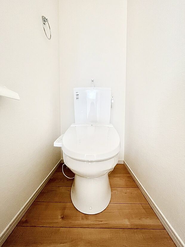 〜Toilet〜 綺麗・スッキリ・快適なウォシュレット付トイレでくつろげる空間です。トイレは毎日使わざるを得ないもの。いつも清潔を保ちたいですね。トイレが2ヶ所あるので朝の混雑時に便利です!