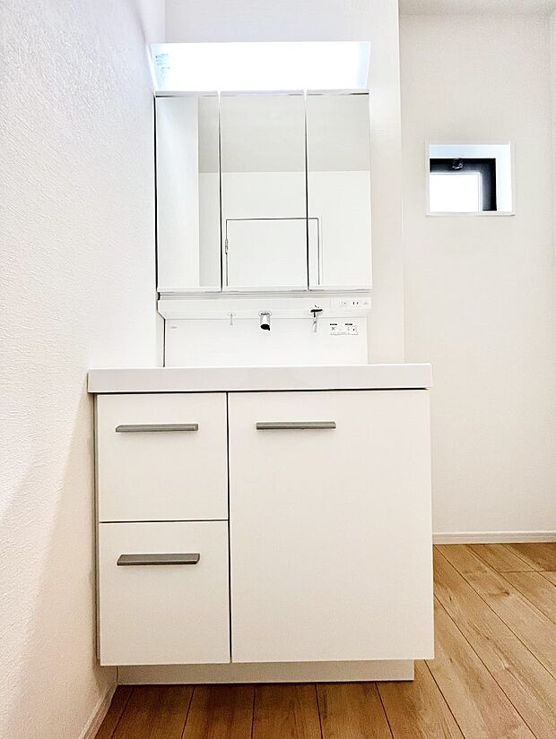 〜Dressing Room〜　明るく清潔感溢れるパウダールーム。毎日使う場所だからこそ、快適な空間となっております。シャンプードレッサーを採用しておりますので、朝シャンも手軽に出来ます。