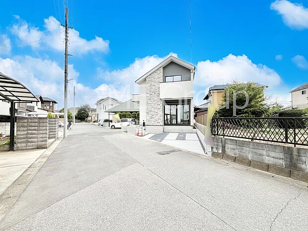 〜Exterior〜　前面道路：西 6.02m 公道　前面道路は閑静な住宅地をはしる車通りの少ない道路。駐車の出し入れもらくらくです！ご不明点・現地見学のご希望は、お気軽にお問い合わせください！