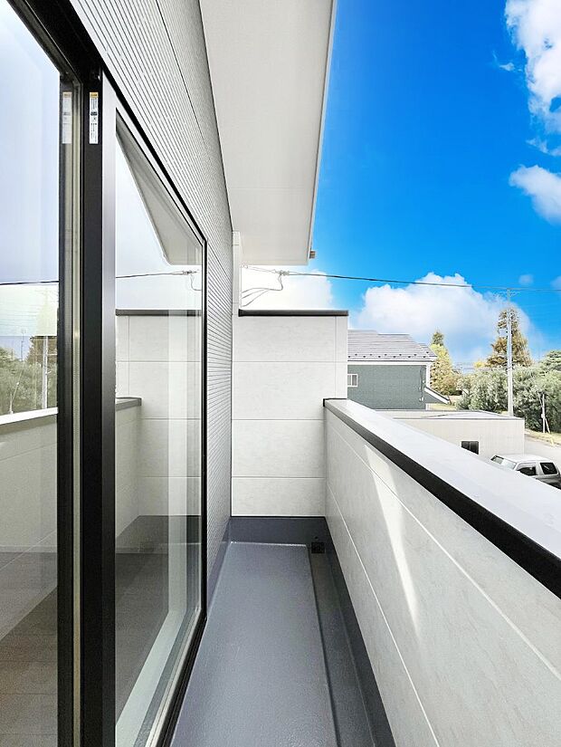 〜Balcony〜 バルコニーは温かい陽がさしこみ、お布団や洗濯物を気持ちよく干すことができます。 使いやすく開放的なバルコニーです♪陽ざしがたっぷり降り注ぐ、バルコニー付き住まい。