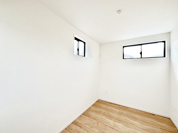 〜Bed Room〜　2面採光を確保した明るい室内は、風通しも良く、大変居心地の良い空間となっております。爽やかな風を感じて起きる朝は、快適生活の始まりに！日当たりや通風がとても良い住まい♪