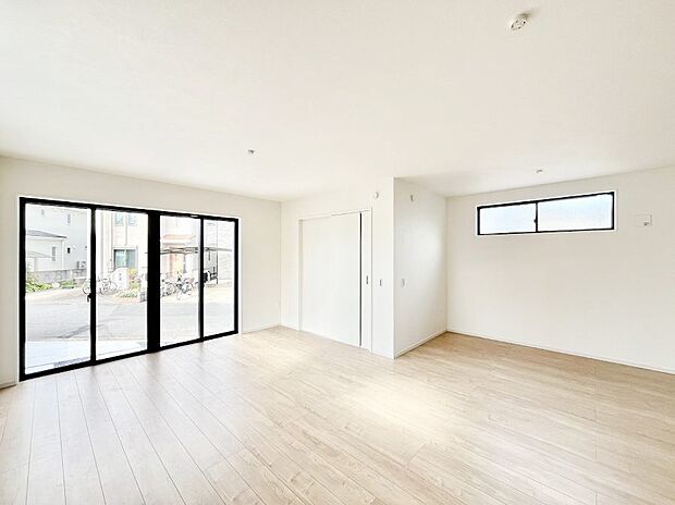 〜Living〜 飽きの来ないシンプルでおしゃれなLDK。大きな窓から日差しが差し込むので室内も明るく、家族の憩いの場としてピッタリです。開放感と日当たりの良さを是非ご覧ください!