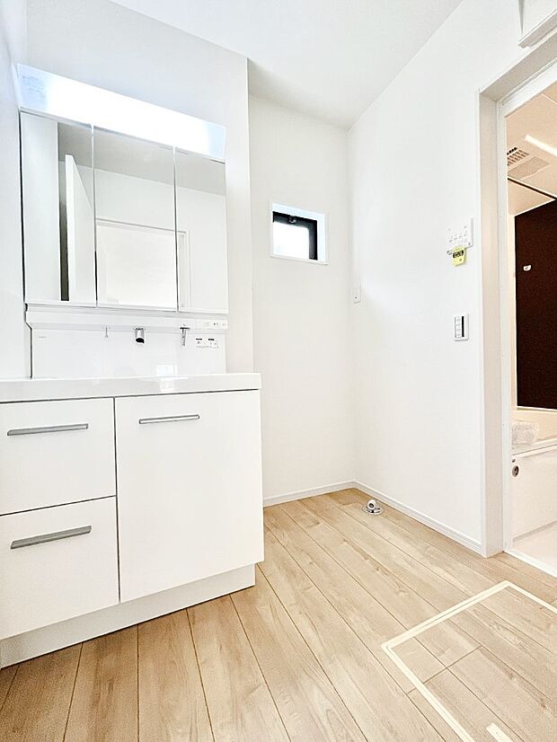 〜Dressing Room〜　暗くなりがちな洗面所も窓があると採光と換気が可能なので気持ちよくお使い頂けます。三面鏡タイプの洗面台は鏡裏収納で散らかりがちな洗面所もスッキリ♪