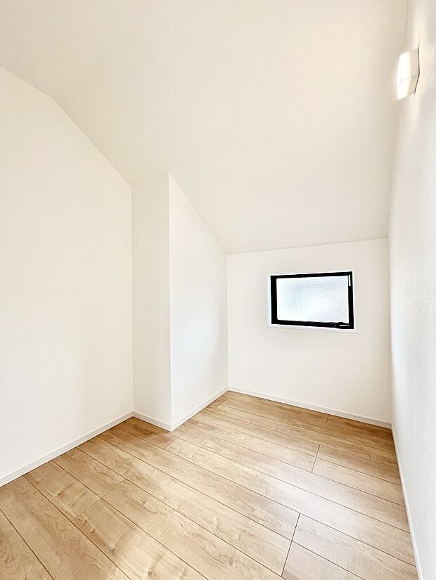 〜Walk-in Closet〜　必要なものやコーディネートを一覧して確認でき、身支度や準備が短時間で済むウォークインクローゼットを設置しました。家の中をすっきりとさせる便利な収納スペースです。