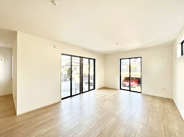 大きな窓からたっぷりの陽光と風を感じられるリビング