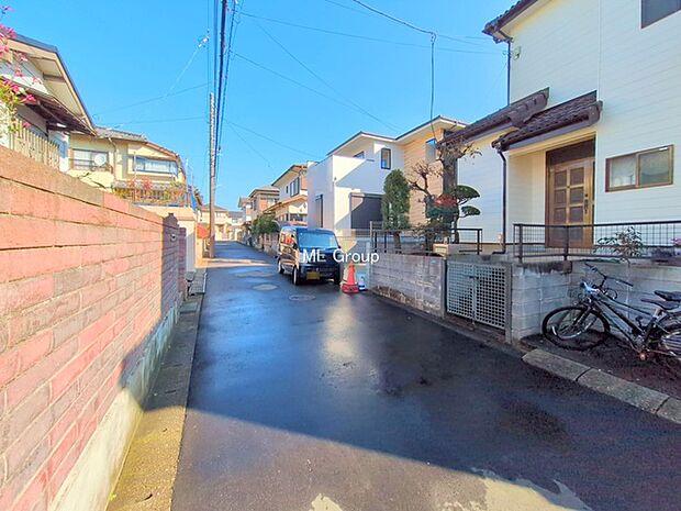 〜Exterior〜　前面道路：北西 4.55m 公道　前面道路は閑静な住宅地をはしる車通りの少ない道路。駐車の出し入れもらくらくです！ご不明点・現地見学のご希望は、お気軽にお問い合わせください！